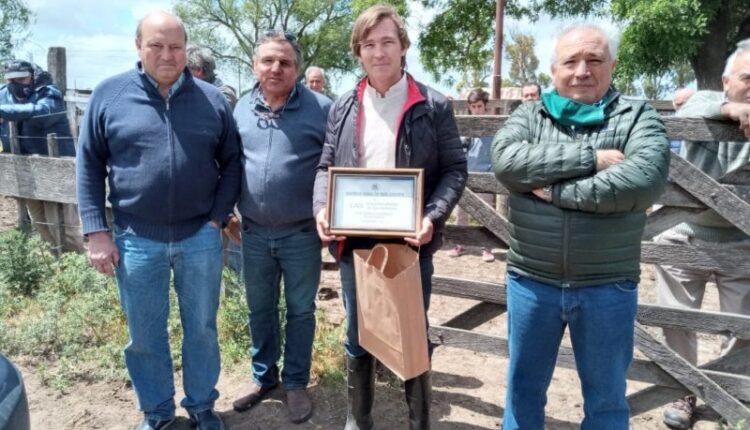 La Sociedad Rural entregó presente a La Agrícola Ganadera de Tres Arroyos